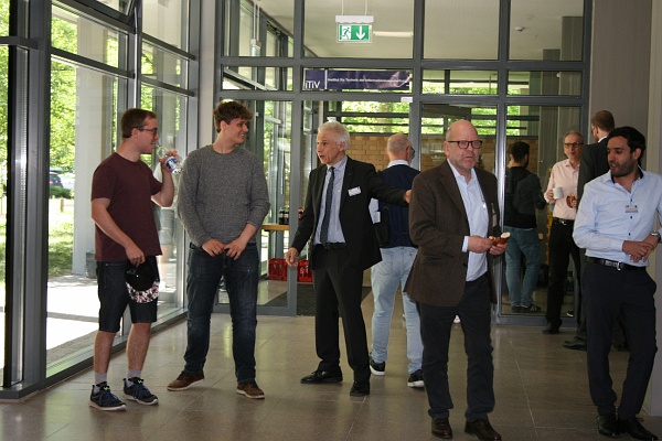 20180427_Innovation Day 2018_061.JPG - Gespräche im Foyer
